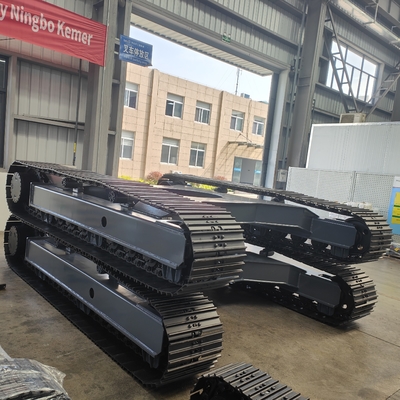 Onderstel van de treinsporen met een krabbel van staal voor hydraulische boormachines met motoren