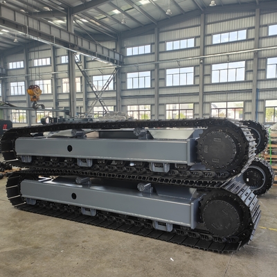 Onderstel van de treinsporen met een krabbel van staal voor hydraulische boormachines met motoren