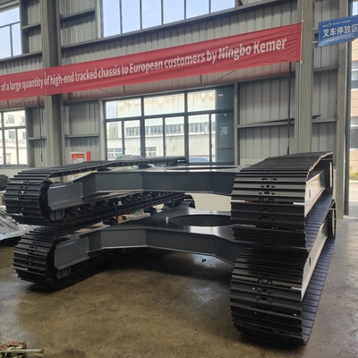 Onderstel van de treinsporen met een krabbel van staal voor hydraulische boormachines met motoren