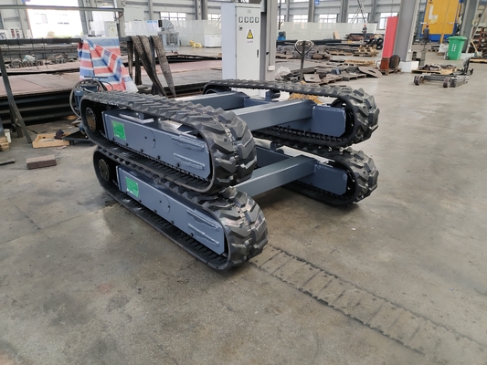 Reismotor op maat van rubberen spooronderstel voor boormachine